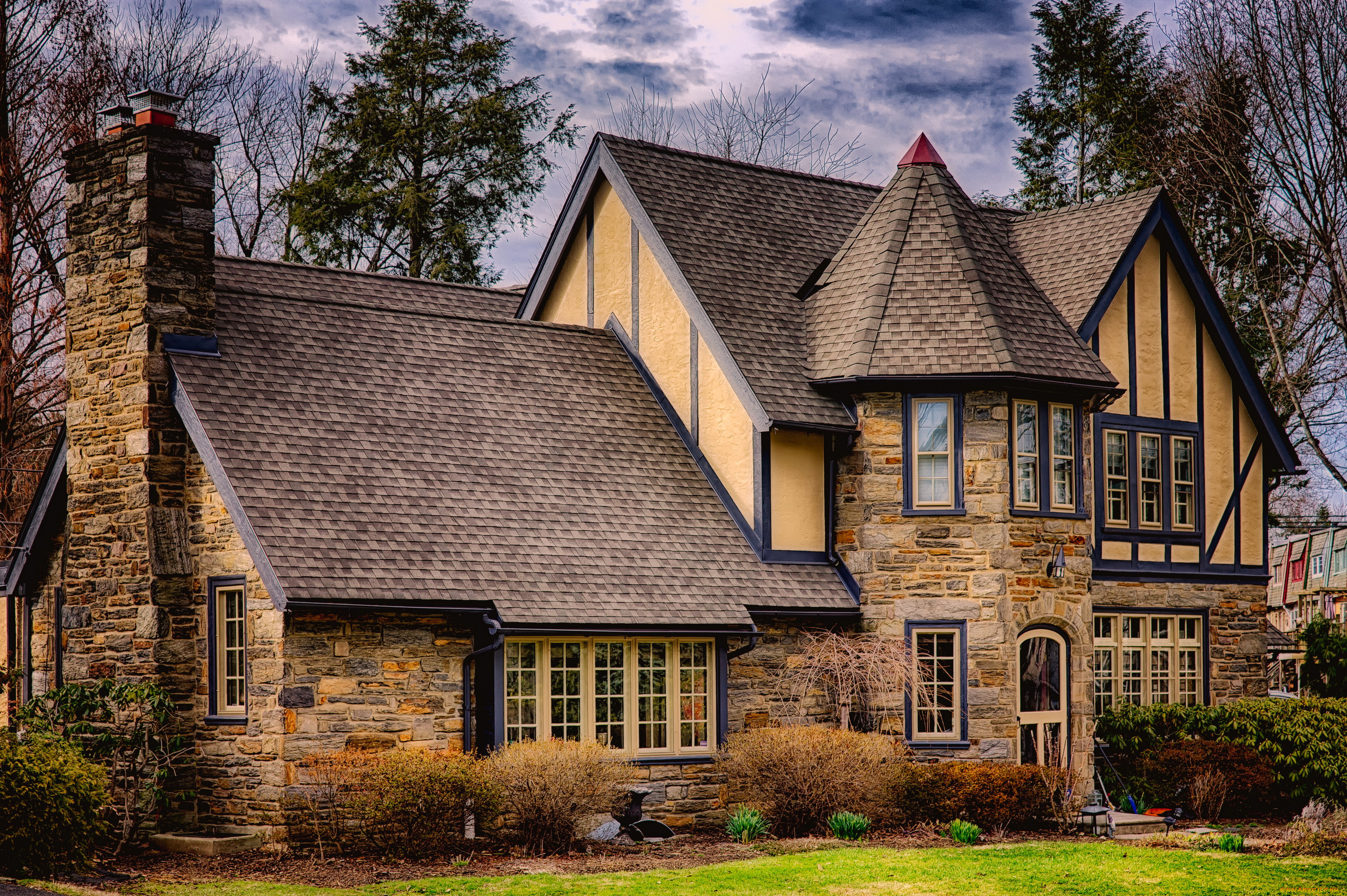 Home s. Стиль Тюдор (Tudor Revival Cottage). Дом в стиле Тюдор американский стиль. Английский стиль фахверк Тюдор. Каменный дом Тюдор с башней.